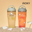 【WOKY 沃廚】三麗鷗聯名_渾圓杯 Ecozen純透款 880ml-附彈跳吸管(隨行杯/吸管杯/保溫杯瓶/保冰杯瓶/水壺)