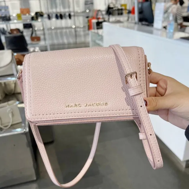 【MARC JACOBS 馬克賈伯】MJ金屬立體LOGO迷你款荔枝紋皮革翻蓋斜背包(粉色/贈原廠紙袋/七夕情人節)