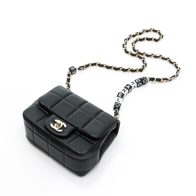 【CHANEL 香奈兒】經典菱格紋雙C LOGO 小羊皮金釦黑白方塊鏈帶翻蓋斜背包/骰子包(黑色)
