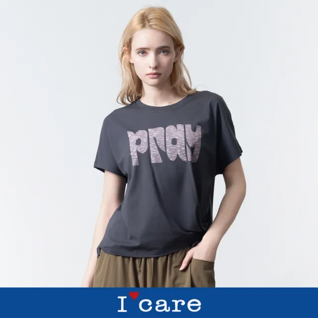 【I’Care 依卡】現貨-街頭塗鴉 PRAY 側抓褶造型T恤（F）｜女休閒上衣 女短袖T恤(607-13801)