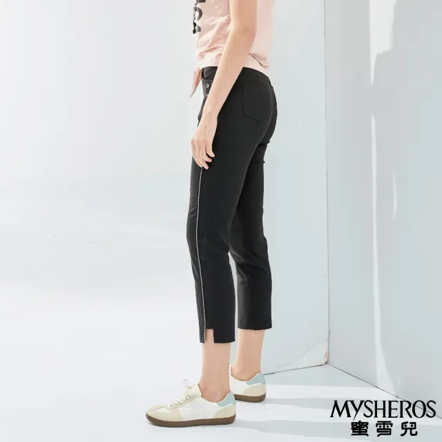 【MYSHEROS 蜜雪兒】休閒造型八分褲 前釦拉鍊後鬆緊 側邊鈕釦縫線 褲腳開杈設計(黑)