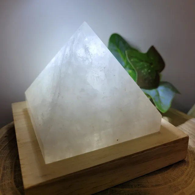 【Cozy 世界水晶原礦與茶】安哥拉白水晶原礦手工金字塔(能聚集宇宙能量並將其匯聚於中心)