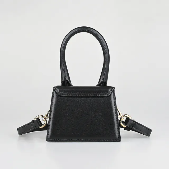 【JACQUEMUS】JACQUEMUS Le Chiquitoxu 雷雕LOGO牛皮搭棉織布襯裡吸釦斜背梯形包(迷你/黑)