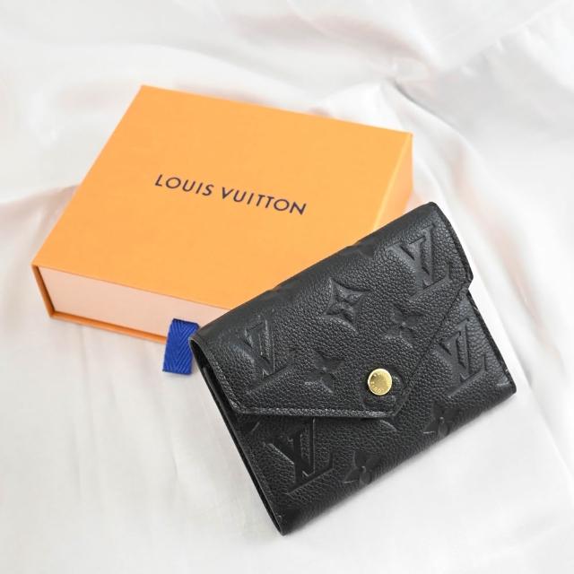 【Louis Vuitton 路易威登】LV M64060 VICTORINE 經典花紋小牛皮壓紋扣式零錢短夾(現貨)