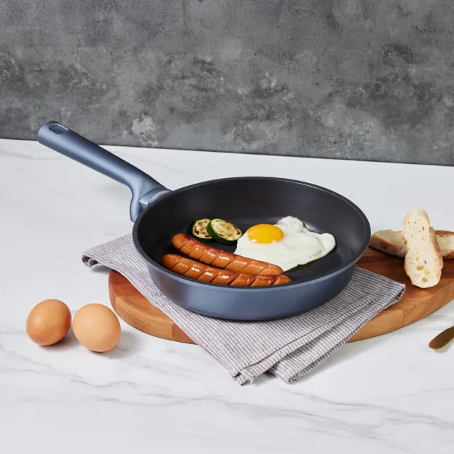 【CorelleBrands 康寧餐具】WORLD KITCHEN 藍寶石鑄造不沾平煎鍋24cm