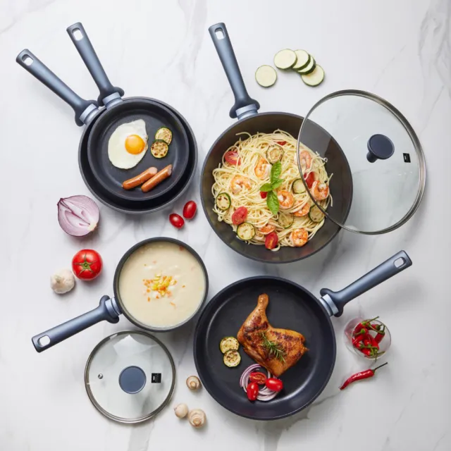 【CorelleBrands 康寧餐具】WORLD KITCHEN 藍寶石鑄造不沾平煎鍋24cm+28cm
