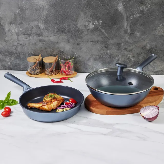 【CorelleBrands 康寧餐具】WORLD KITCHEN 藍寶石鑄造不沾平煎鍋28cm+深炒鍋30cm