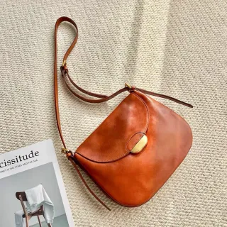 【LouiseC.】Tree House 義大利進口植鞣牛皮簡約復古翻蓋磁釦斜背真皮包-黃棕色(GK1125-13)
