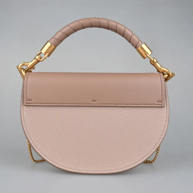 【Chloe’ 蔻依】CHLOE Marcie 雷刻LOGO小牛皮拼接小羊皮吸扣斜背包(奶茶)