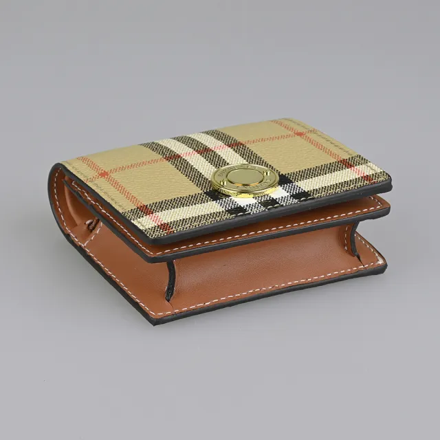 【BURBERRY 巴寶莉】BURBERRY 金釦刻印LOGO小牛皮拼格紋PVC 4卡釦式對折短夾(典藏米x棕)
