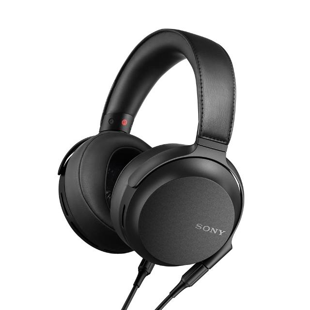SONY索尼 MDR-Z7M2 頭戴式有線耳機，專為音樂愛好者設計，提供純淨高解析度音質體驗。採用3.5mm輸入端子，無麥克風與線控，重量僅500g適合長時間配戴。黑色系外觀，通用作業系統相容，泰國原產，一年保固，BSMI許可字號R33021。完美選擇高階有線耳機需求。