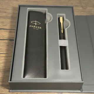 【PARKER】派克 威雅XL黑桿金夾鋼珠筆 真皮筆套禮盒(VectorXL)