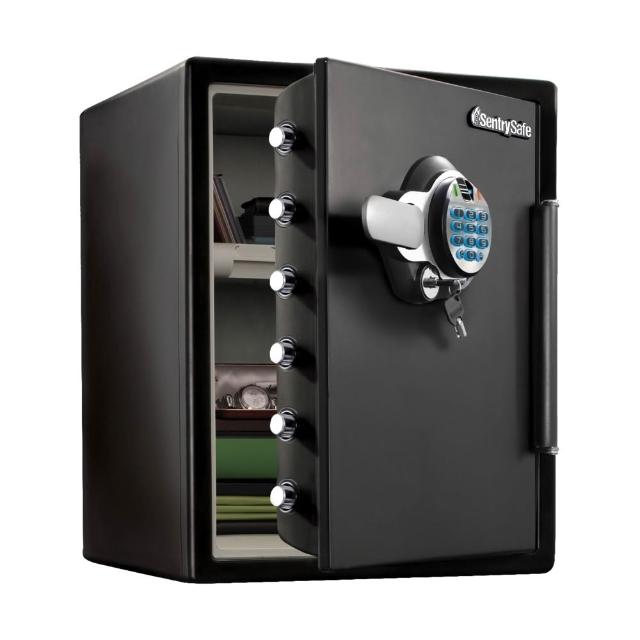 SENTRYSAFE SFW205BXC 型防火保險箱,採用指紋與密碼雙重設計,產自美國,重量56.6kg,尺寸H 60.3 x W 47.2 x D 49.1 cm。內含抽屜、主副鑰匙、保固卡及說明書,使用電池供電,提供新品瑕疵保固,確保檔案與貴重物品安全存放。 SENTRYSAFE SFW205BXC