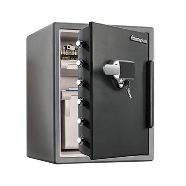 SENTRYSAFE SFW205UPC 是美國原裝進口防水防火保險箱，採用數字密碼鎖設計，提供可靠的安全防護。產品包含說明書，使用電池供電，尺寸與重量適中，適合存放重要檔案與貴重物品。新品瑕疵保固，確保品質無虞。完美選擇防火防水保險箱、電子鎖保險櫃的首選！