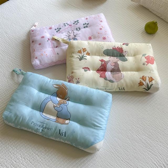 【PETER RABBIT 比得兔】60支天絲兒童枕-任選(1入/童枕/水洗枕/天絲枕/枕頭/比得兔與V&A博物館)