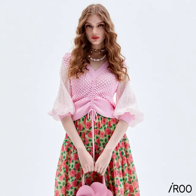 【iROO】立體扇貝織花針織上衣