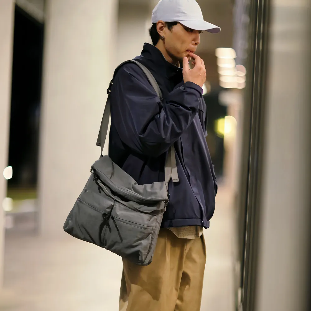 【plain-me】特惠！男女包 防潑水輕量側背包 PLN3052-251(防水包 大容量 斜背包 電腦包 筆電包 公事包)