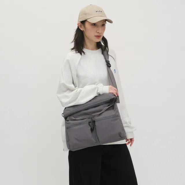 【plain-me】特惠！男女包 防潑水輕量側背包 PLN3052-251(防水包 大容量 斜背包 電腦包 筆電包 公事包)