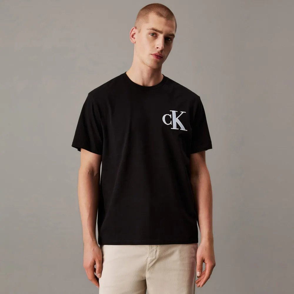 【CALVIN KLEIN】官方旗艦館 學院風 CK 徽章圓領 T 恤_黑色