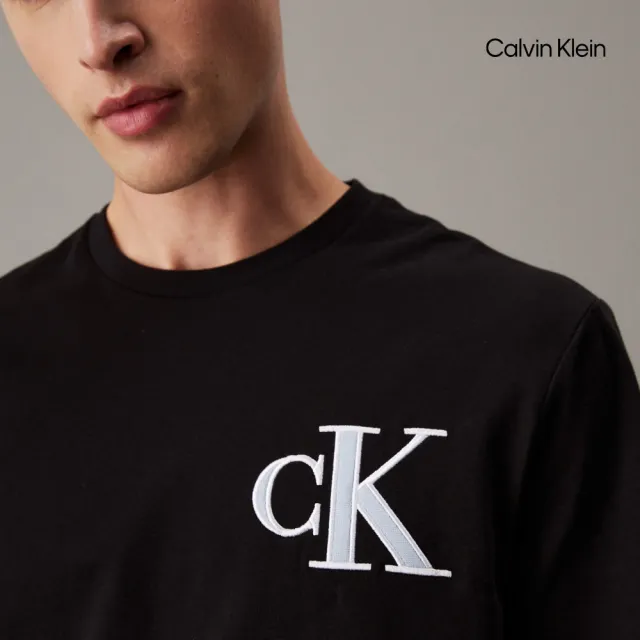 【CALVIN KLEIN】官方旗艦館 學院風 CK 徽章圓領 T 恤_黑色