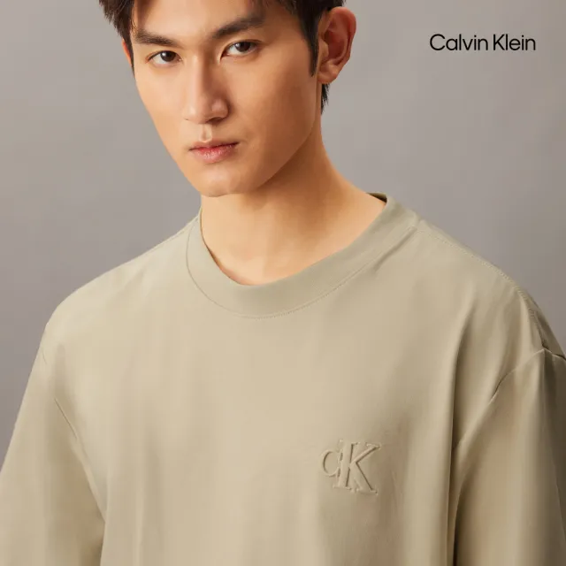 【CALVIN KLEIN】官方旗艦館 CK Embossed Monogram Interlock Tee _灰色