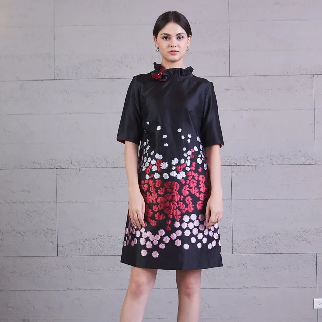 【NADIA LIN 林臣英】下擺繡花翻領縫珠俏麗短洋裝(洋裝)
