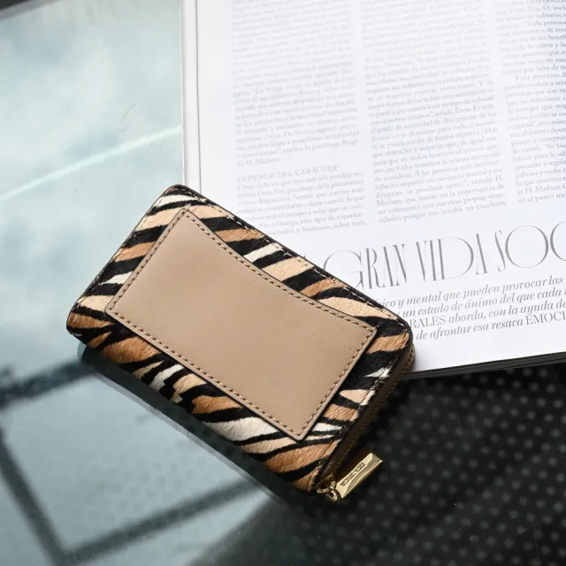 【Michael Kors】經典浮雕LOGO虎紋印花信用卡名片零錢包(駝色)