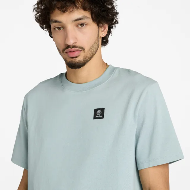 【Timberland】男款藍銀色徽章LOGO短袖T恤(A42P5EYM)