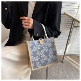 【Clotho&Co】法式清新花卉鈕扣手提袋-顏色隨機(購物袋 便當袋 午餐袋 環保袋 手拿帆布麻布袋)