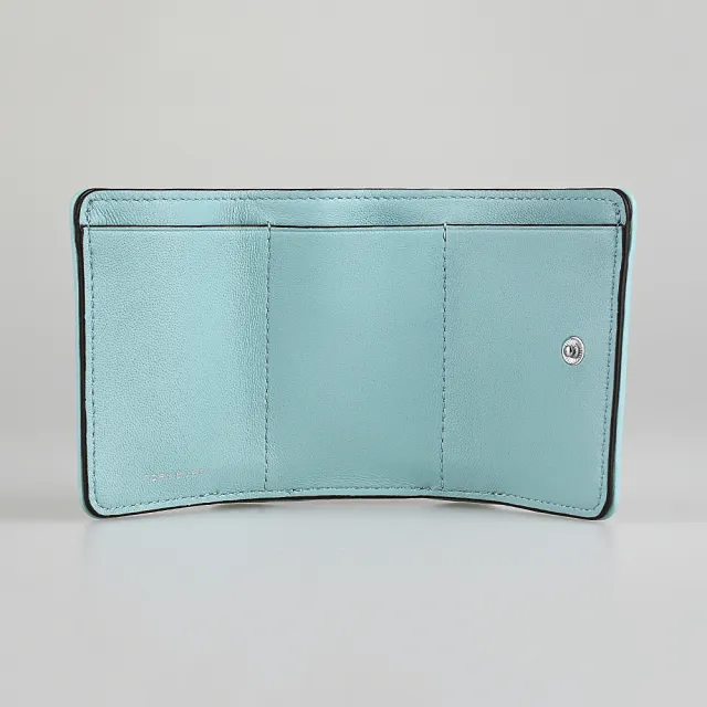 【TORY BURCH】TORY BURCH Fleming 立體T字LOGO菱格壓紋納帕皮革翻蓋扣式短夾(薄霧藍綠)