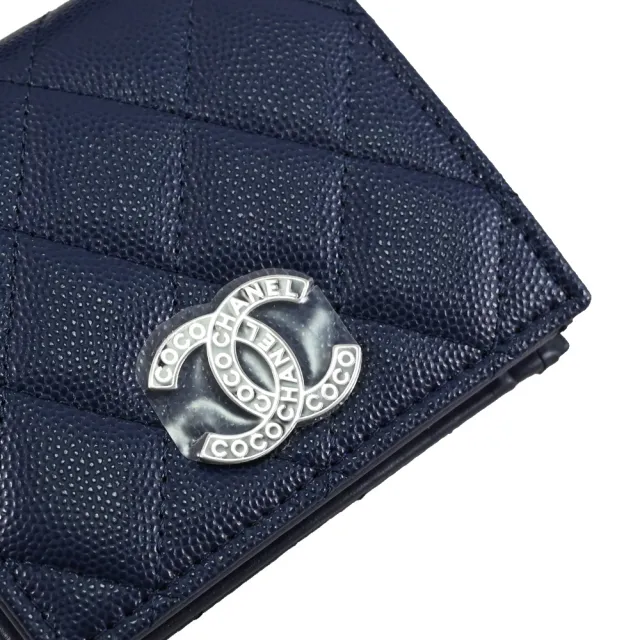 【CHANEL 香奈兒】經典雙C LOGO格紋小牛皮內襯印花扣式零錢短夾(深藍)