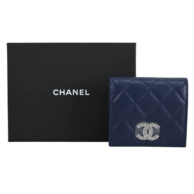 【CHANEL 香奈兒】經典雙C LOGO格紋小牛皮內襯印花扣式零錢短夾(深藍)