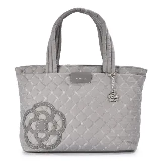 【CLATHAS】山茶花金屬吊飾菱格紋尼龍托特包(大/淺灰色)