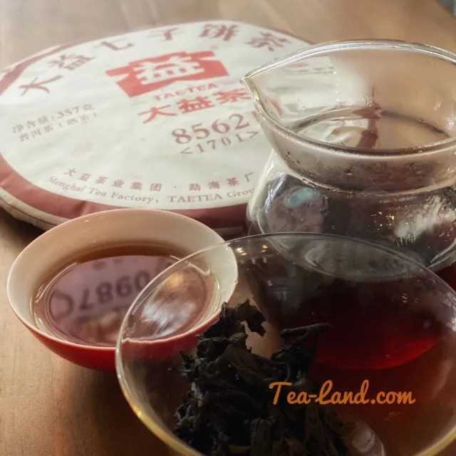 【茶韻】普洱茶2017年大益8562輕發酵熟茶餅357克熟茶 保證真品(附收藏盒)