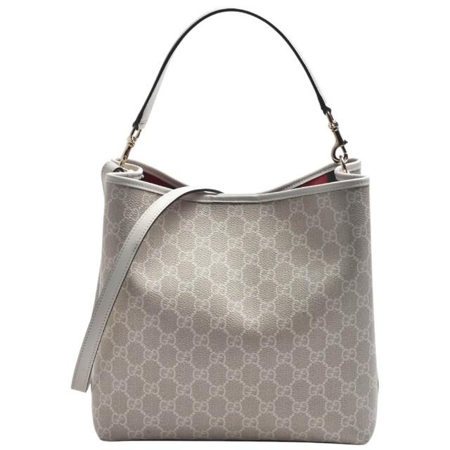 【GUCCI 古馳】經典GG Emblem系列塗層帆布牛皮水桶手提包/斜背包(中號-米白色815103-FAD6L-9641)