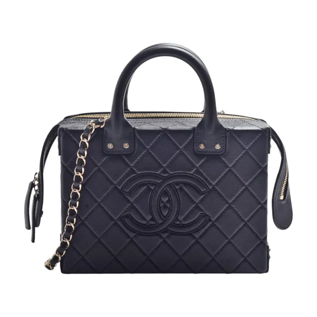 【CHANEL 香奈兒】經典大雙C LOGO菱格紋牛皮金色雙拉鏈方盒手提/斜背包(黑色AS3345C-BLK-GP)