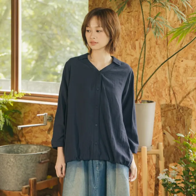 【MOSS CLUB】假兩件下襬抓皺V領襯衫(藍 白 卡/魅力商品)