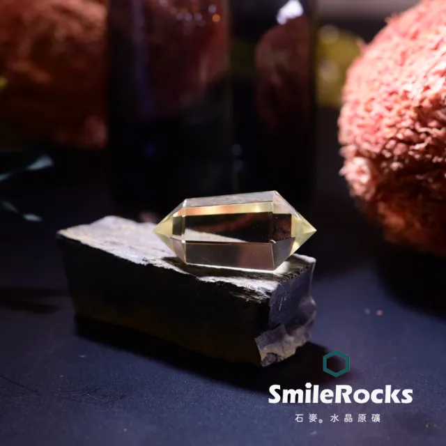 【SmileRocks 石麥】石麥水晶原礦  手工刻面雙尖黃水晶柱No.625340928(木化石底板)