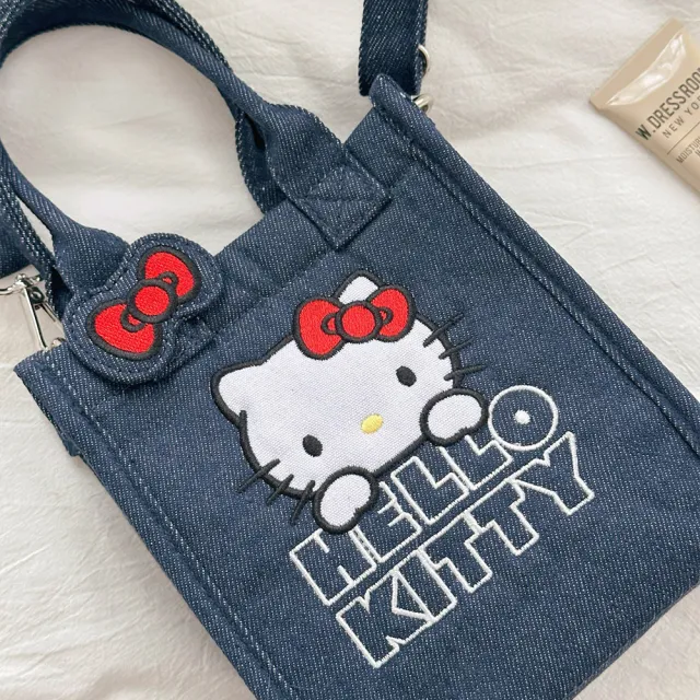 【SANRIO 三麗鷗】雙11 交換禮物 凱蒂貓牛仔刺繡帆布斜背手提兩用包(Hello Kitty)