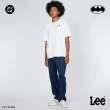 【Batman x Lee】男裝 牛仔褲｜蝙蝠俠 工裝褲 後口袋印花｜季節性版型｜深藍洗水(LB517119898)