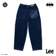 【Batman x Lee】男裝 牛仔褲｜蝙蝠俠 工裝褲 後口袋印花｜季節性版型｜深藍洗水(LB517119898)