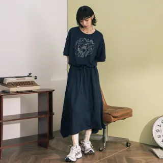 【gozo】線條印花抽繩收腰不對稱下擺短袖洋裝(深藍)