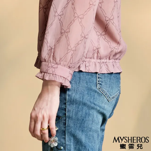 【MYSHEROS 蜜雪兒】雪紡上衣 蝴蝶結菱形印花 愛心領邊鑽飾 歐式彈性百褶木耳邊領(粉)