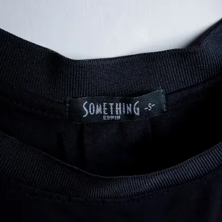 【SOMETHING】女裝 耀眼標語寬鬆背心T恤(黑色)