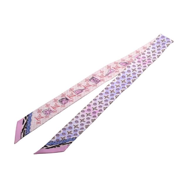 LV LOUIS VUITTON路易威登 M76110 經典 Bandeau BB Bubble Glam 包包鎖釦圖騰真絲領巾 全新 LOUIS VUITTON 路易威登 M76110 經典 Bandeau BB Bubble Glam 真絲領巾,紫色系與粉紅色系可選,採用高品質真絲材質,適合女性佩戴,並附原廠包裝盒,來自歐洲產地,展現品牌經典設計與奢華風格。