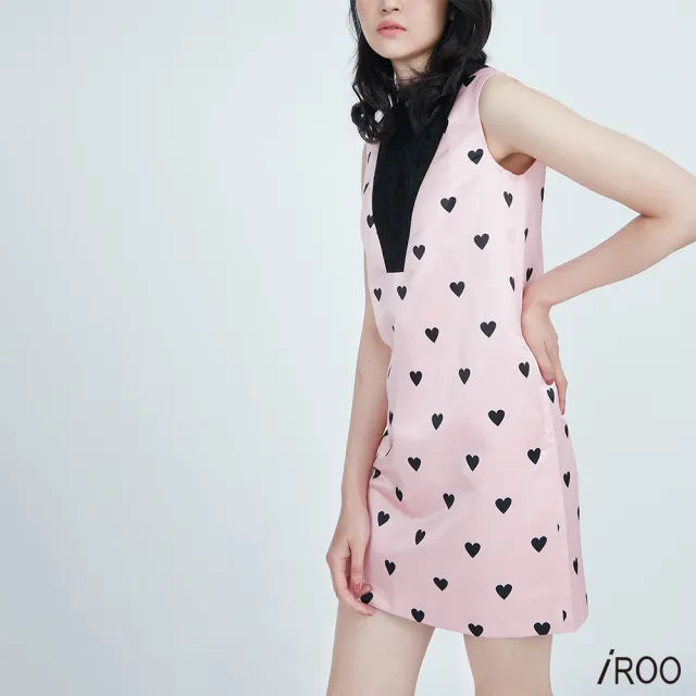 【iROO】V領蕾絲滿版愛心無袖短洋裝