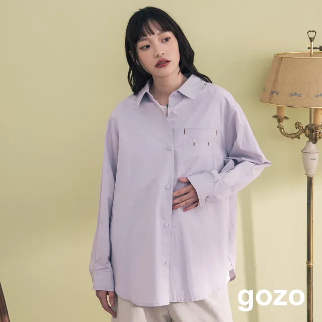 【gozo】傾斜造型摺線口袋繡花襯衫(兩色)