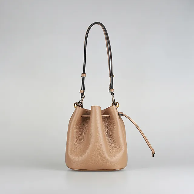 【FURLA 芙拉】FURLA SFERA 內皮革金字LOGO牛皮內襯麂皮斜背水桶包(沙漠棕/迷你)