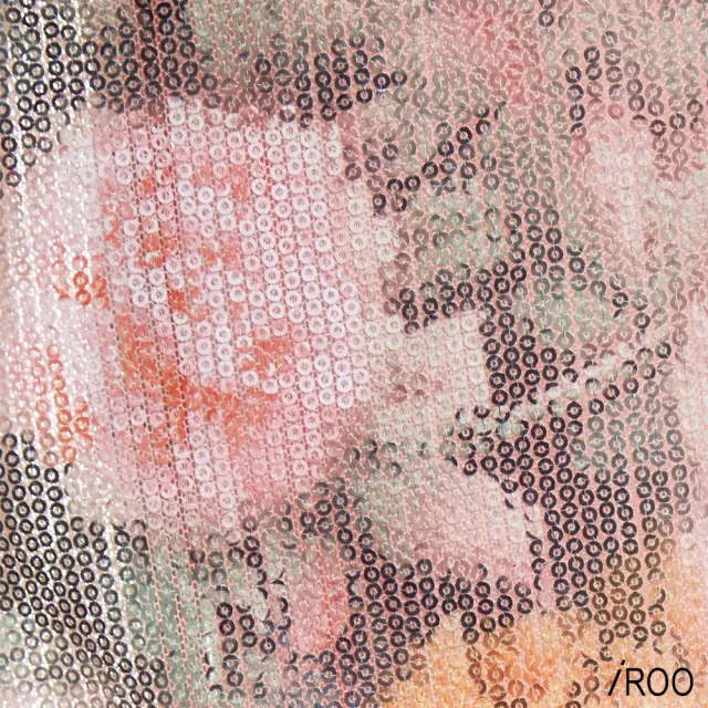 【iROO】花朵亮片經典設計上衣