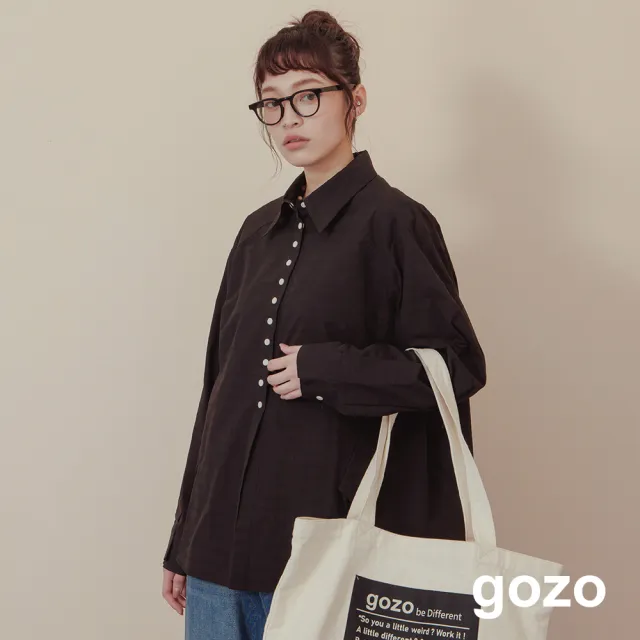【gozo】配色釦造型打褶下擺長袖襯衫(三色)